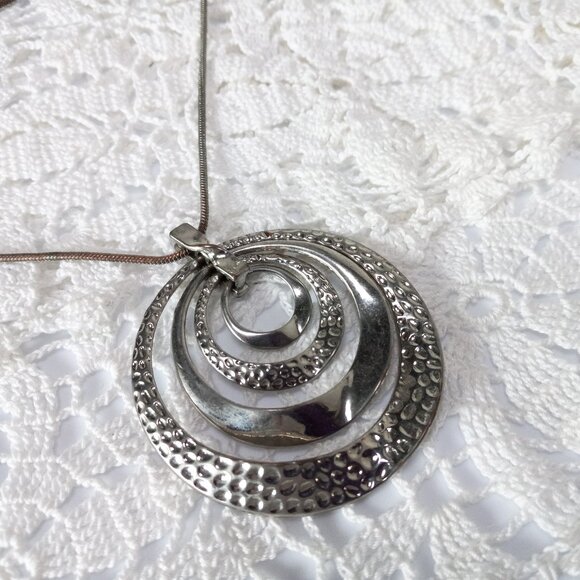 Cute Vintage Silver Wavy Rings Circles Necklace Pendant - Picture 2 of 3